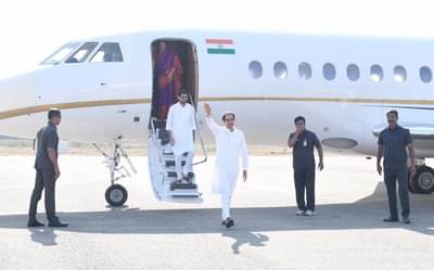 उद्धव ठाकरेंचं विमान अयोध्येत उतरलं तो क्षण