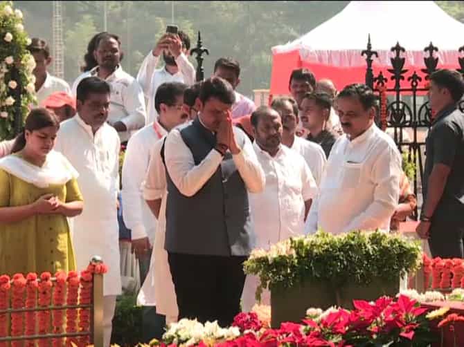मुख्यमंत्र्यांची बाळासाहेबांना शिवाजी पार्कात जाऊन श्रद्धांजली
