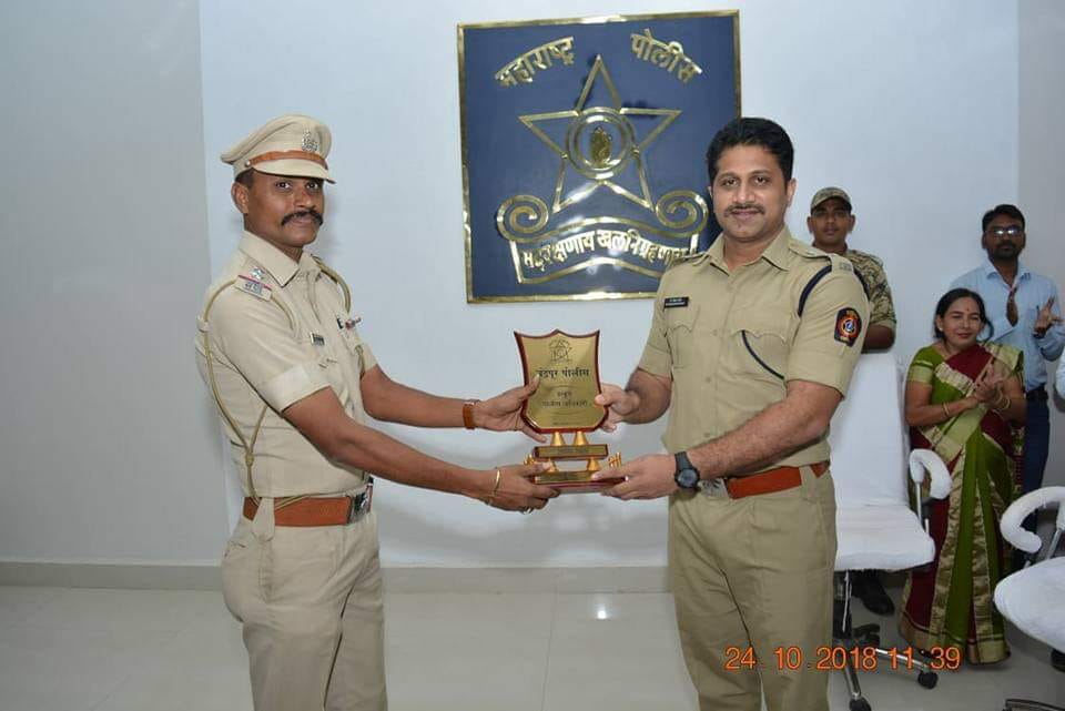 दारु तस्करांचा हैदोस, PSI ला गाडी रिव्हर्स घेऊन चिरडलं दारु तस्करांचा हैदोस, PSI ला गाडी रिव्हर्स घेऊन चिरडलं