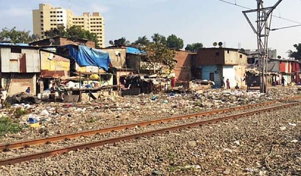 रेल्वेच्या जमिनी लाटल्या, मध्य-पश्चिम मार्गावर 7 हजार अवैधं बांधकामं!