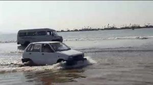 पर्यटकांना अतिउत्साहीपणा अंगलट, तीन गाड्या पाण्यात बुडाल्या