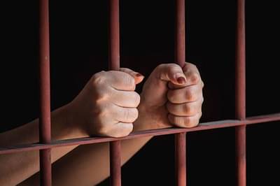 महिलेचं 17 वर्षीय मुलाशी लग्न, पाच महिन्यांचं बाळ, महिलेवर गुन्हा