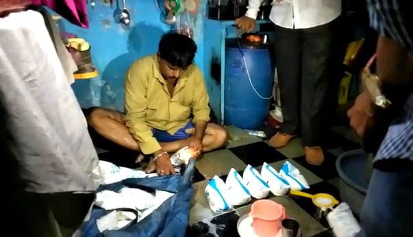 दुधात भेसळ करुन पिशवी मेणबत्तीने सील, रॅकेटचा पर्दफाश दुधात भेसळ करुन पिशवी मेणबत्तीने सील, रॅकेटचा पर्दफाश