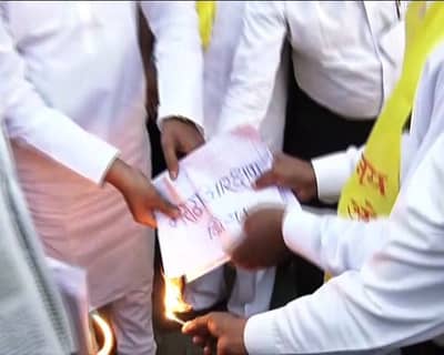 ओबीसी नेत्यांनी मराठा आरक्षण विधेयकाच्या प्रती जाळल्या