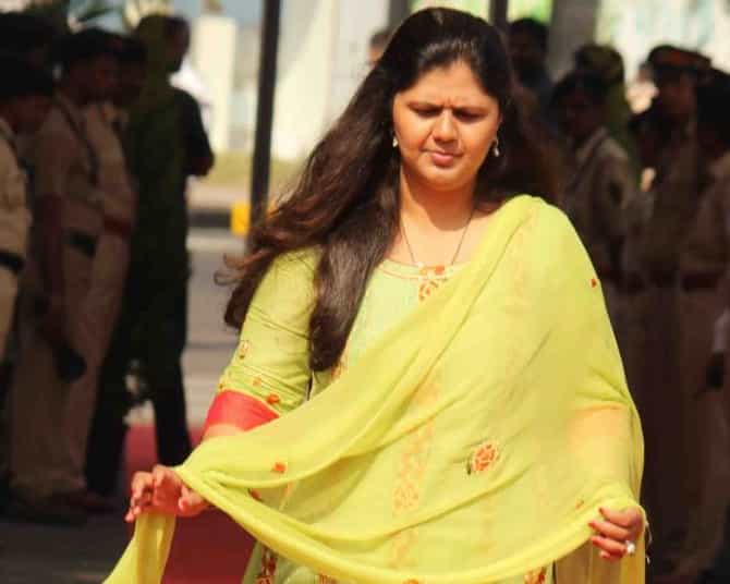 EXCLUSIVE : पंकजा मुंडेंच्या कारखान्यामुळे हजारो एकर शेती उद्ध्वस्त