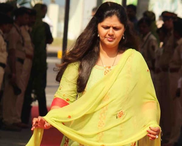 सदस्य नसताना पंकजा मुंडे बैठकीत घुसल्या, नाराज होऊन 15 मिनिटात बाहेर पडल्या!