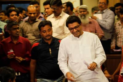 मंत्रालयातले कर्मचारी राज ठाकरेंच्या दरबारी