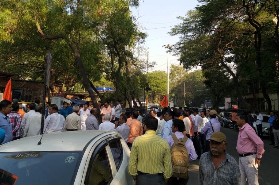 नवी मुंबईत मशीद बांधण्याला विरोध, नागरिक रस्त्यावर नवी मुंबईत मशीद बांधण्याला विरोध, नागरिक रस्त्यावर