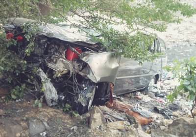 सात जणांना कारने फरफटत 25 फूट खोल नाल्यात नेलं!