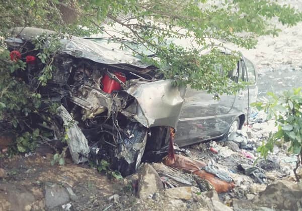 सात जणांना कारने फरफटत 25 फूट खोल नाल्यात नेलं!