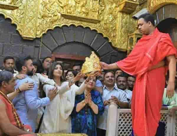 सोन्याचा नव्हे, शिल्पा शेट्टीकडून साईचरणी चांदीचा मुकूट अर्पण