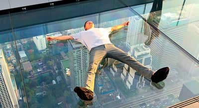 बँकॉकमधील थरारक स्कायवॉकचा व्हिडीओ एकदा पाहाच!