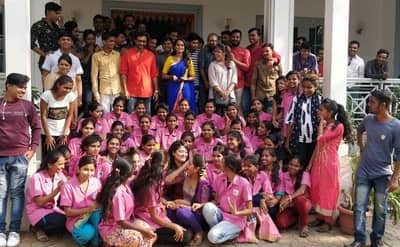 छोटी मालकीणच्या सेटवर नर्सिंगच्या विद्यार्थिनी