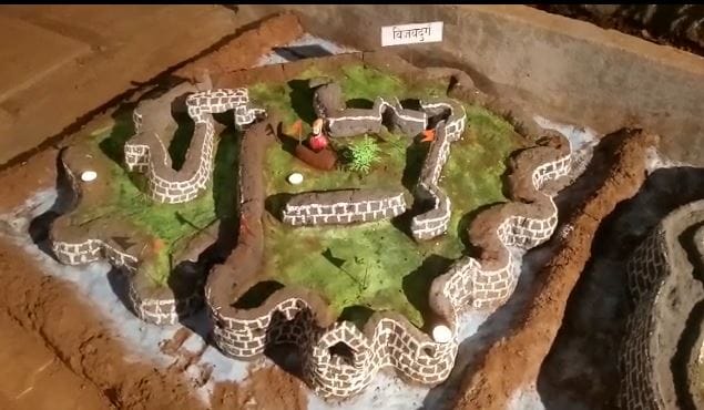 मोठ्यांनी 1 ट्रक माती दिली, पोरांनी 4 किल्ले हुबेहूब बनवले! मोठ्यांनी 1 ट्रक माती दिली, पोरांनी 4 किल्ले हुबेहूब बनवले!