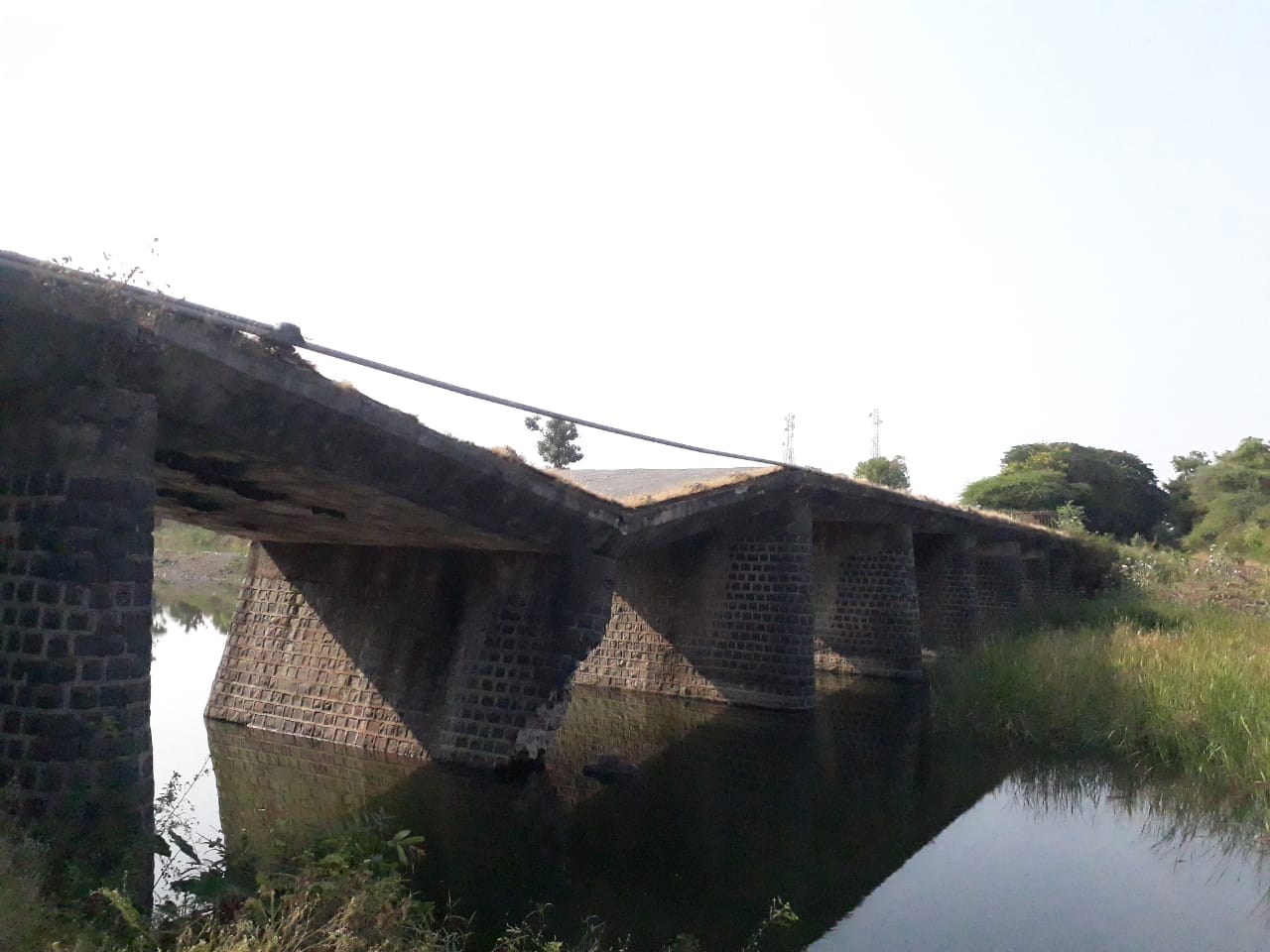 सावित्री नदीसारखी दुर्घटना टळली, गाड्या गेल्या आणि पूल खचला सावित्री नदीसारखी दुर्घटना टळली, गाड्या गेल्या आणि पूल खचला