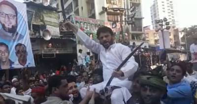 MIM आमदार वारिस पठाण यांनी नंगी तलवार नाचवली