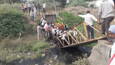 अंत्ययात्रा घेऊन जात असतानाच पूल कोसळला