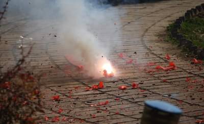 नियम धाब्यावर बसवून फटाके फोडले, पुण्यात हवेची गुणवत्ता ढासळली