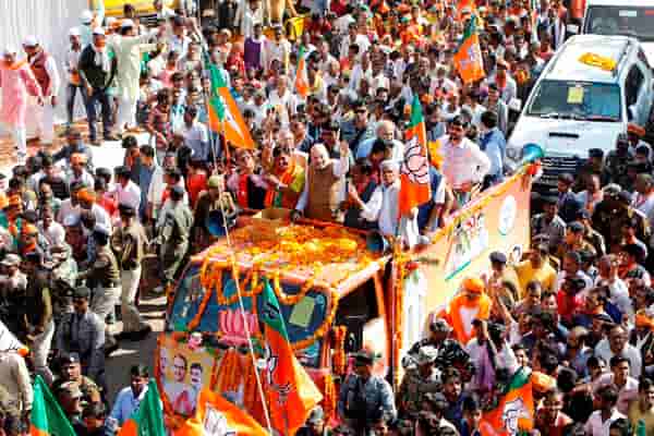 रथातून उतरताना पाय घसरला, अमित शाह जमिनीवर कोसळले