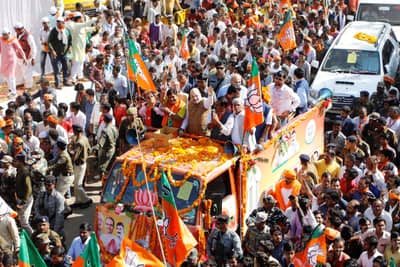 रथातून उतरताना पाय घसरला, अमित शाह जमिनीवर कोसळले