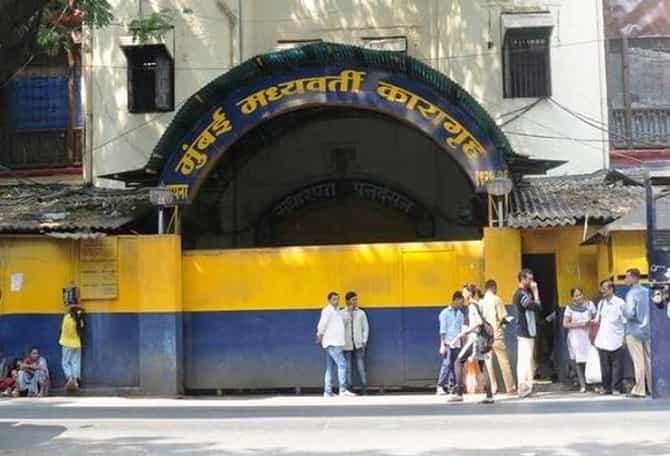 मुंबईतील ऑर्थर रोड जेलमध्ये कोरोनाचा शिरकाव, कैद्यापासून 6 जेल पोलिसांना बाधा