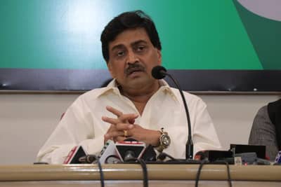 पुढील महिन्यात सरकारी कर्मचाऱ्यांचे पगार देता येतील की नाही याबाबत साशंकता : अशोक चव्हाण