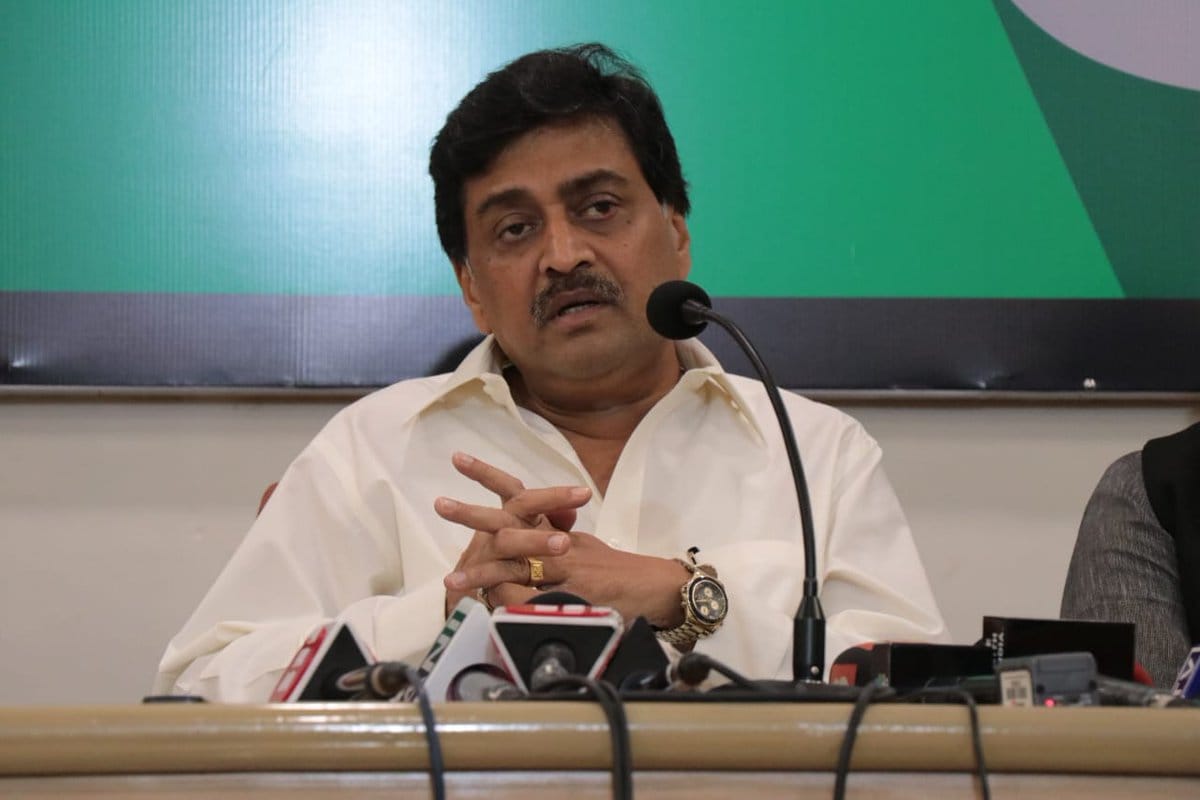 अशोक चव्हाण यांची कोरोनावर मात, रुग्णालयातून डिस्चार्ज, आता होम क्वारंटाईन अशोक चव्हाण यांची कोरोनावर मात, रुग्णालयातून डिस्चार्ज, आता होम क्वारंटाईन