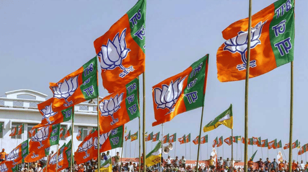 गुजरातमध्ये शेतकऱ्यांचं वीज बिल माफ, महाराष्ट्रात कधी?