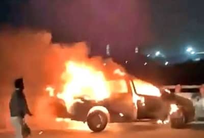 गुरुग्रामच्या रस्त्यावर धावत्या बर्निंग कारचा थरार