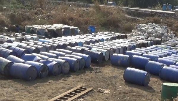 केमिकलचे 414 ड्रम शेतात पुरले, मुंबईजवळील घटना केमिकलचे 414 ड्रम शेतात पुरले, मुंबईजवळील घटना