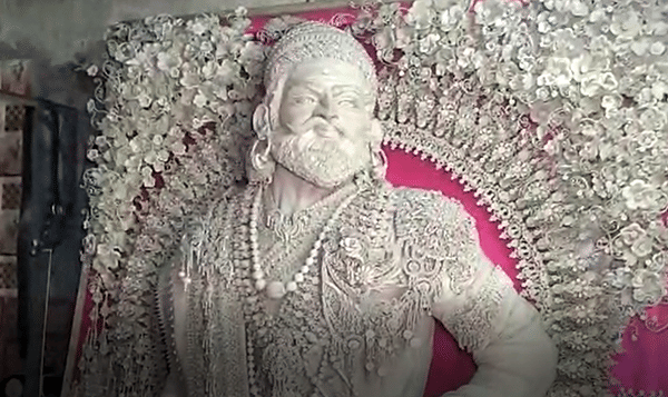 मुस्लिमाची जागा; बंगाली कलाकार; मूर्ती शिवरायांची