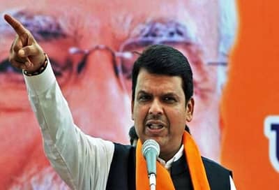 धनगर समाजाला फडणवीसांकडून आश्वासनांची गाजरं