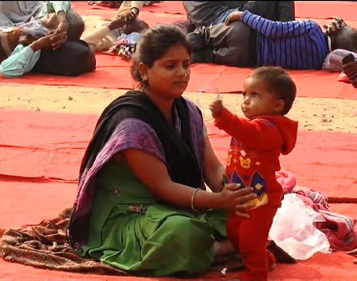 आईचं कर्ज फेडण्यासाठी एक वर्षाचा बरसू राजधानी दिल्लीत आईचं कर्ज फेडण्यासाठी एक वर्षाचा बरसू राजधानी दिल्लीत