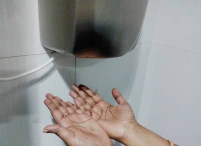 हँड ड्रायरखाली हात सुकवणं धोकादायक, तज्ञांकडून दुजोरा