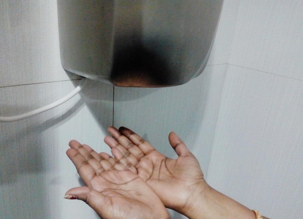 हँड ड्रायरखाली हात सुकवणं धोकादायक, तज्ञांकडून दुजोरा हँड ड्रायरखाली हात सुकवणं धोकादायक, तज्ञांकडून दुजोरा