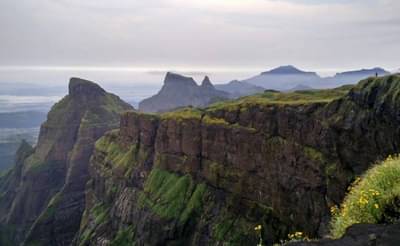 हरिश्चंद्र गडावर 17 ट्रेकर्स अडकले!