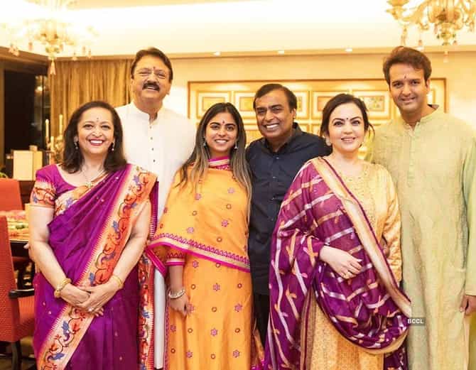 मुकेश अंबानींची मुलगी ईशाच्या लग्नाची खास पत्रिका, किंमत तब्बल....