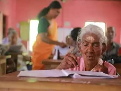 96 वर्षीय आजी परीक्षेत टॉपर, संगणक बक्षीस