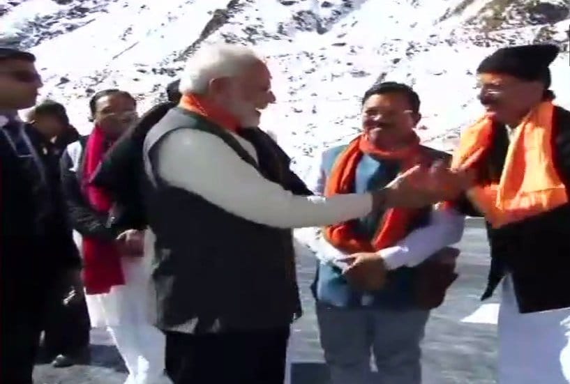 देशाच्या संरक्षणासाठी वर्षभर सीमेवर लढणाऱ्या जवानांचं धैर्य आणखी वाढवण्यासाठी मोदी प्रत्येक दिवाळीला त्यांच्याशी संवाद साधतात. आपल्या कुटुंबीयांपासून कोसो दूर असणाऱ्या जवानांशी संवाद साधून त्यांनाही सण-उत्सवात सहभागी करुन घेण्याची परंपरा मोदींनी पंतप्रधानपदी विराजमान झाल्यापासून जोपासली आहे.