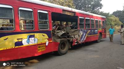 नवी मुंबईत ट्रेनची बसला धडक, लोकल वेळीच थांबल्याने दुर्घटना टळली