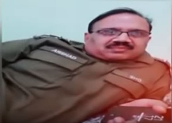 पाकिस्तानी पोलिसाला अनिल कपूरचा डायलॉग म्हणणं महागात