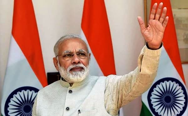 आधी आई-वडील, आता मोदींचे कपडे, विरोधकांकडून चिरफाड सुरुच