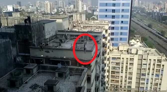 जीवघेणी स्टंटबाजी, एका इमारतीवरुन दुसऱ्या इमारतीवर उडी