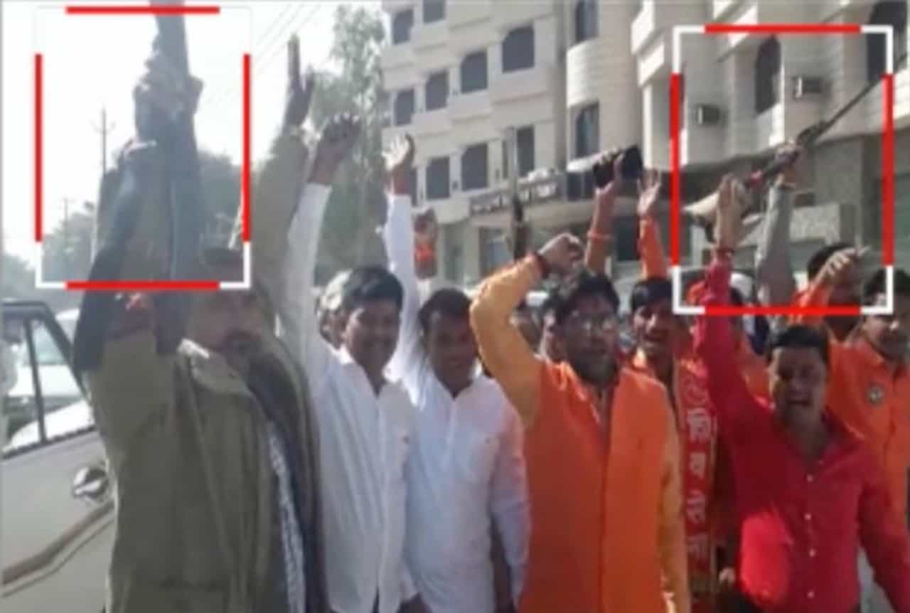 VIDEO : तणावपूर्ण अयोध्येत शिवसेैनिकांनी बंदुका नाचवल्या