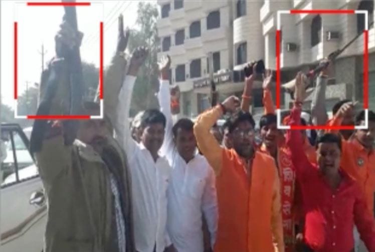 VIDEO : तणावपूर्ण अयोध्येत शिवसेैनिकांनी बंदुका नाचवल्या VIDEO : तणावपूर्ण अयोध्येत शिवसेैनिकांनी बंदुका नाचवल्या