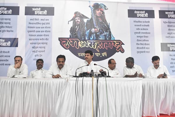 ठग्स ऑफ महाराष्ट्र, विरोधकांची मुख्यमंत्री आणि उद्धव ठाकरेंवर पोस्टरबाजी