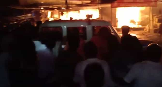 वर्ध्यात पोलिसांच्या वाहनावर दगडफेक, दुकानदारांवर गुन्हे