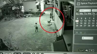 मुलगा तिसऱ्या मजल्यावरुन मित्राच्या अंगावर पडला, सुखरुप बचावला!