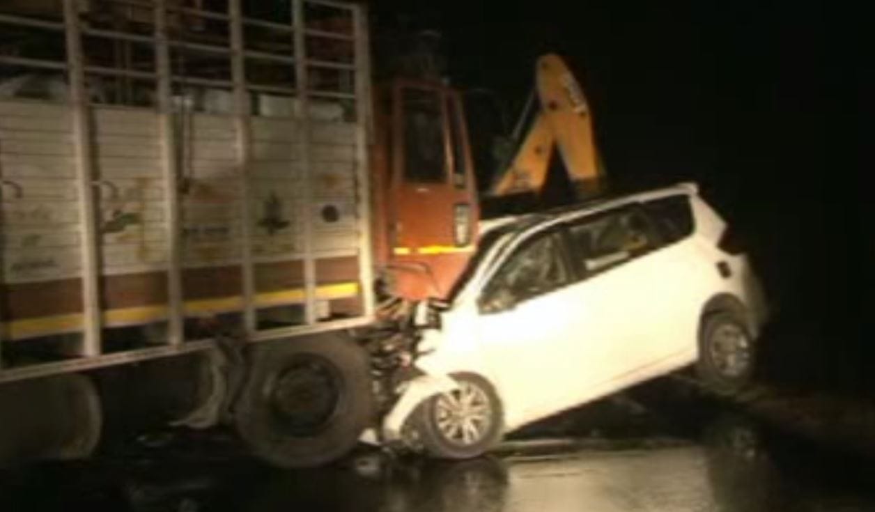 नाशिकमध्ये भीषण अपघातात 6 ठार, मृतदेह बाहेर काढण्यासाठी जेसीबीची मदत नाशिकमध्ये भीषण अपघातात 6 ठार, मृतदेह बाहेर काढण्यासाठी जेसीबीची मदत