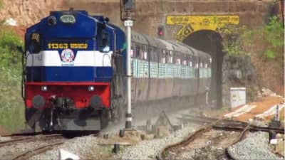 राज्यराणीवर दगडफेक, मोटरमनच्या डोळ्यात काच घुसली!